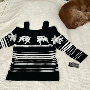 Beautiful, brand new black and white women
blouse. Exellent condition.